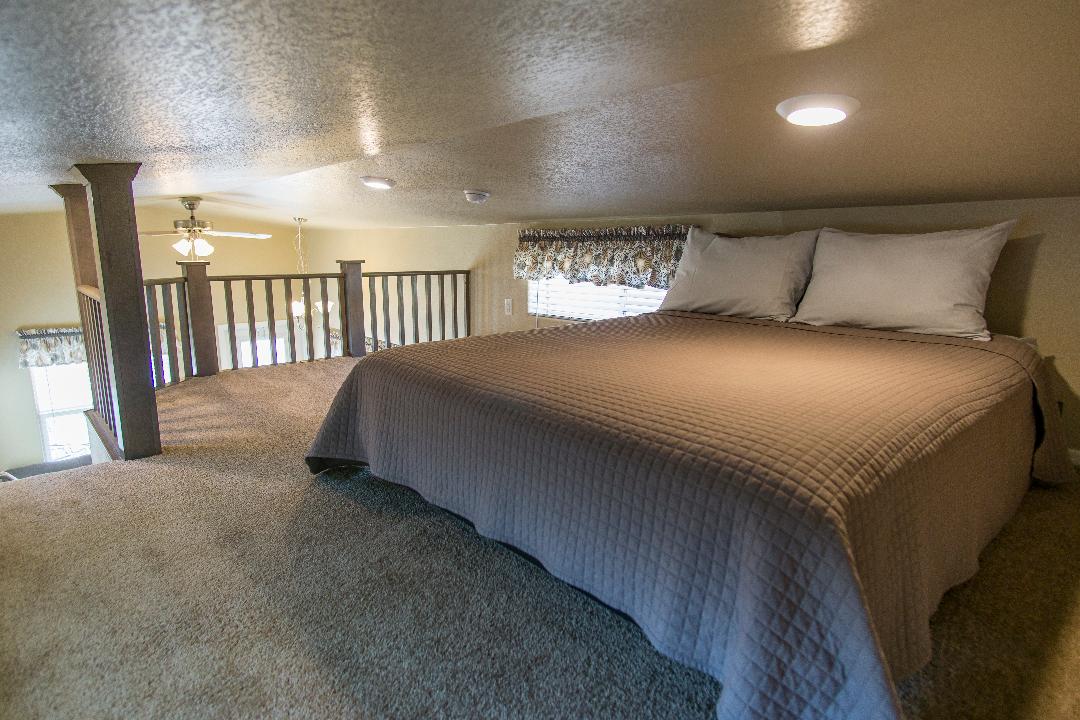 Roshani yenye kitanda cha Malkia. Tafadhali angalia roshani ina dari ya chini.