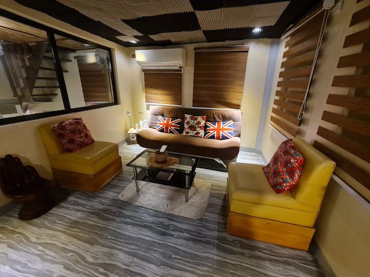 Chumba cha KTV ambapo unaweza kuimba nje ya moyo wako! Au tu kuangalia tv(Ufikiaji wa Netflix na Youtube Inapatikana)