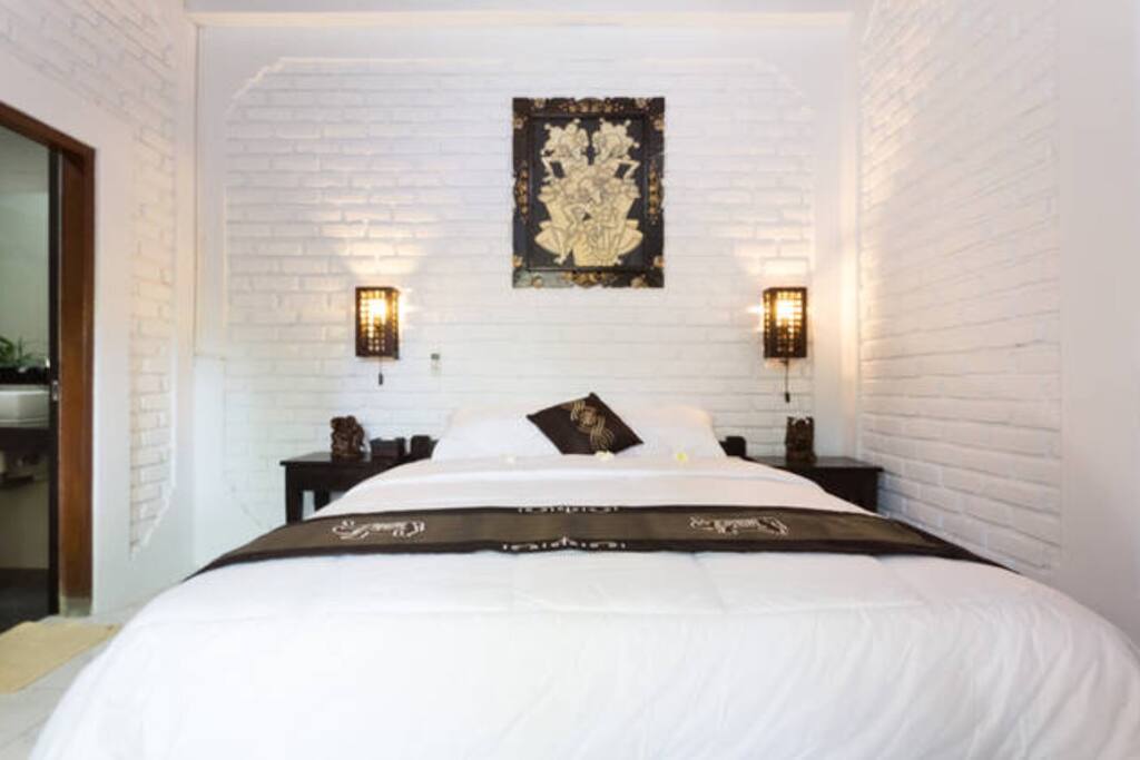 Bedroom with queen size of mattress and en-suite bathroom