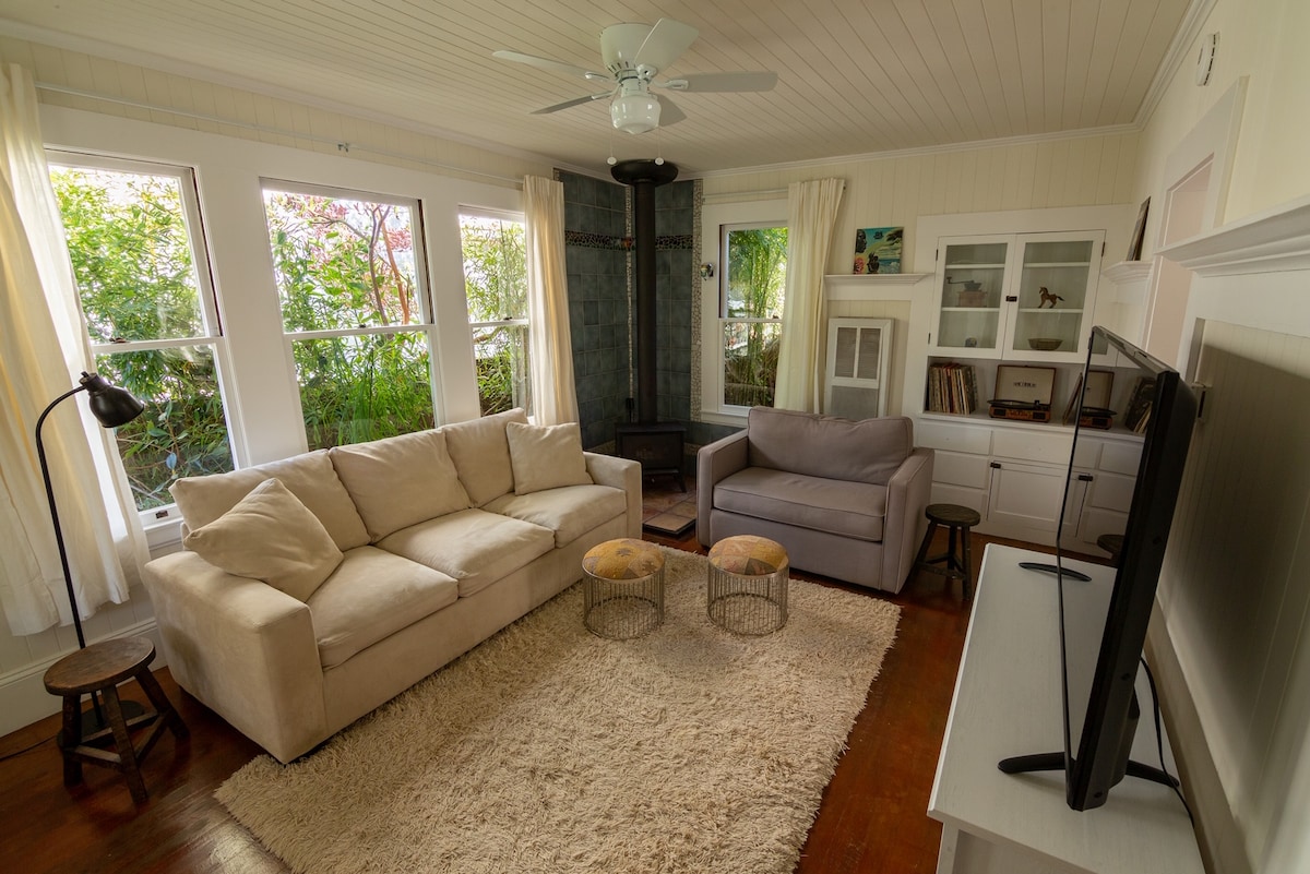 בסלון יש ספת שינה נוחה בגודל קווין סייז, קמין עצים, פטיפון ומשחקי קופסה וספרים לכל הגילים. 