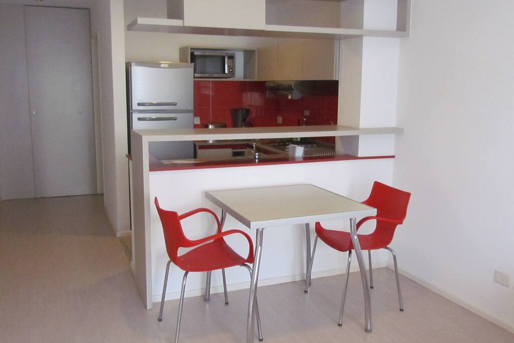 Mesa de usos multiples con sillas anatómicas