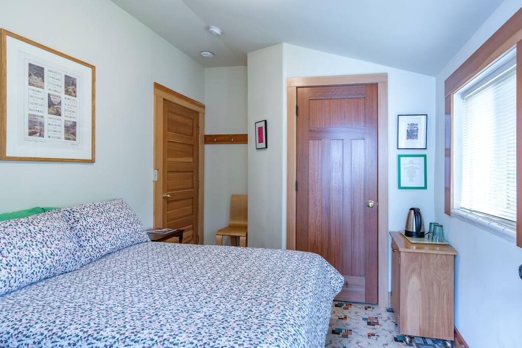 Room facing south coffee or tea station