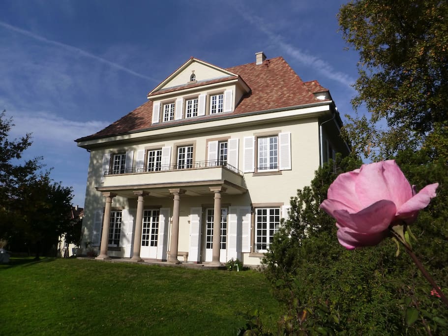 La Villa dans son écrin de verdure.