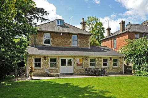 Large Victorian House. Pets welcome