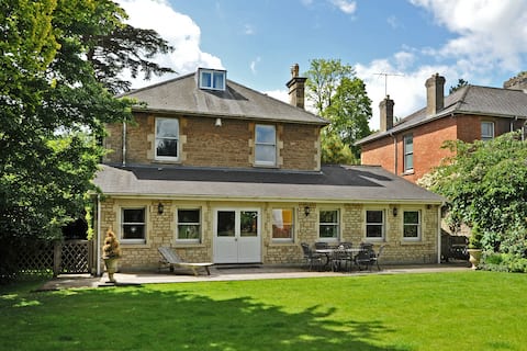 Large Victorian House. Pets welcome