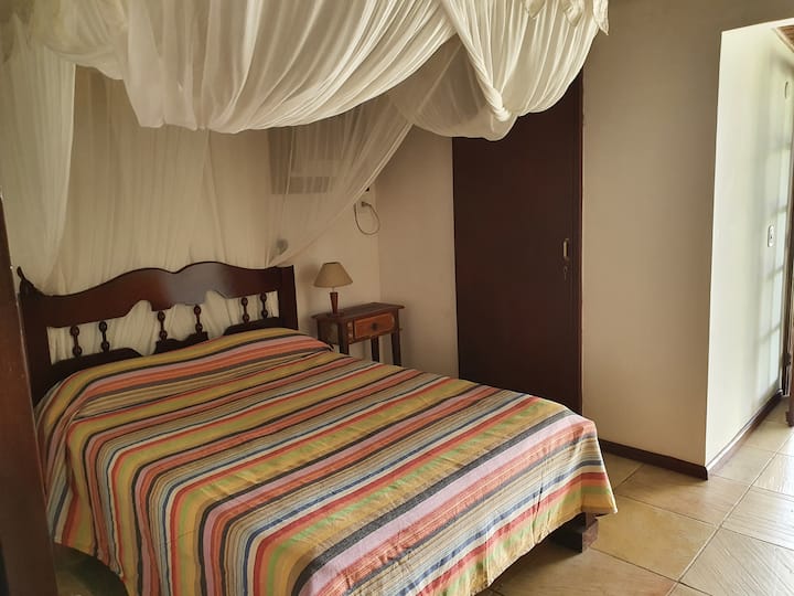 חדר שינה עם חדר רחצה מתאים לכיסא גלגלים . גישה אחרי חדר האוכל בקומת הקרקע