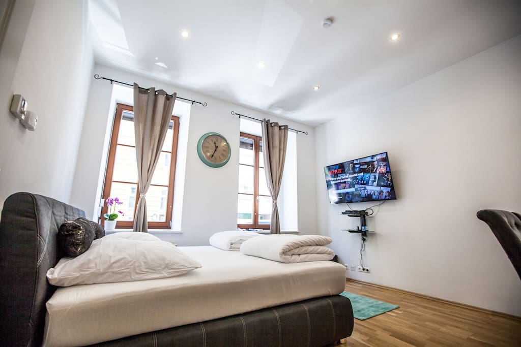 Living room with Kingsize-Bed 180x200cm and 142 cm Flatscreen