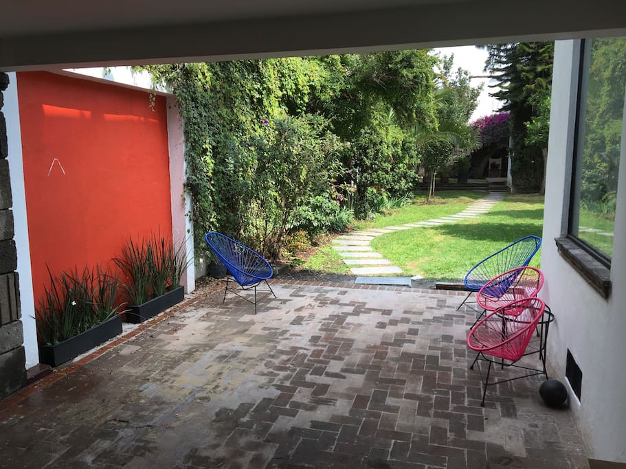 Estacionamiento y jardín