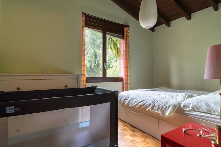 Tercer dormitorio con cuna opcional.
