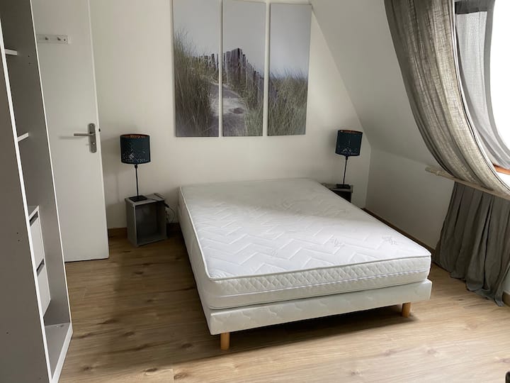 Chambre avec un lit double et un lit simple 