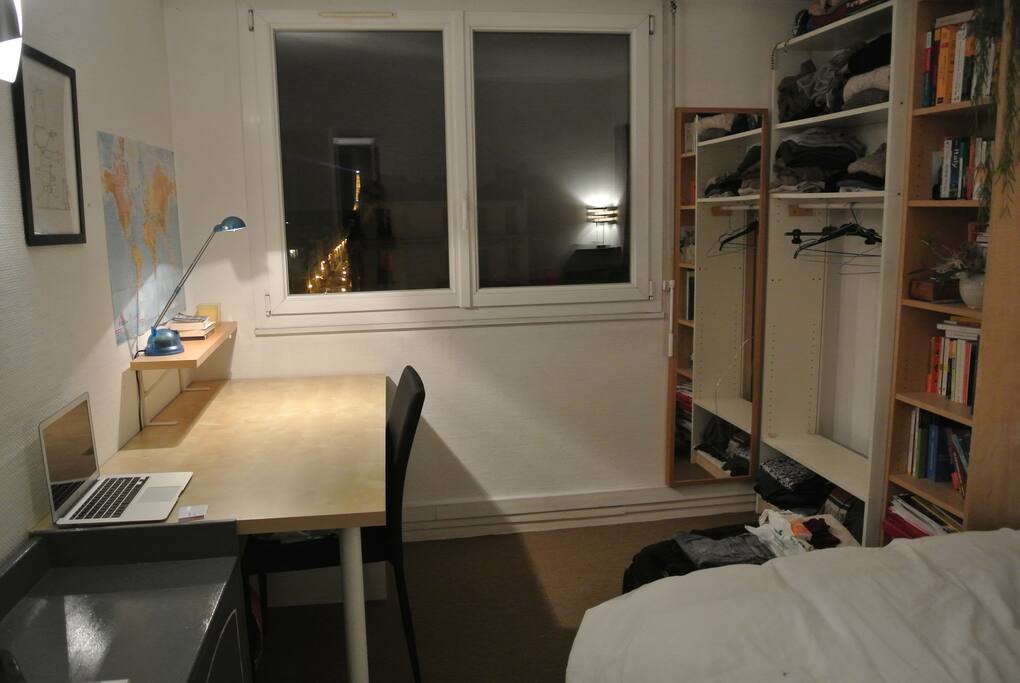 Une chambre avec une belle vue qui comprend des rangements et un bureau