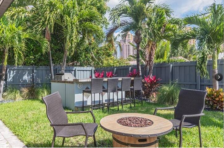 Heated Pool, 4 BR, Walk to Beach & Restaurants! gallery image 2