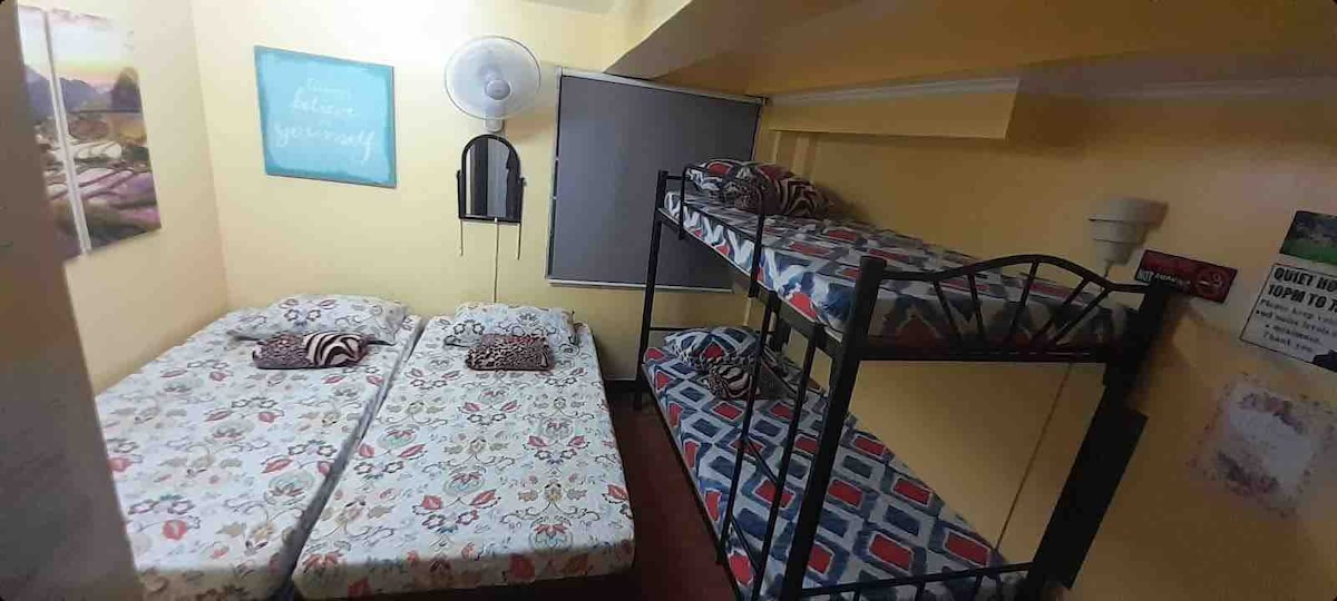 ნომერი 2 ერთადგილიანი საწოლით და 1 ორადგილიანი გემბანით