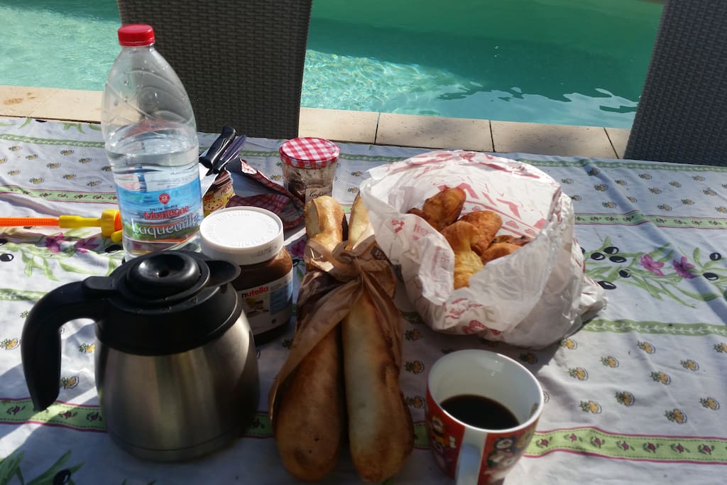 Petit Déjeuner au bord de la piscine