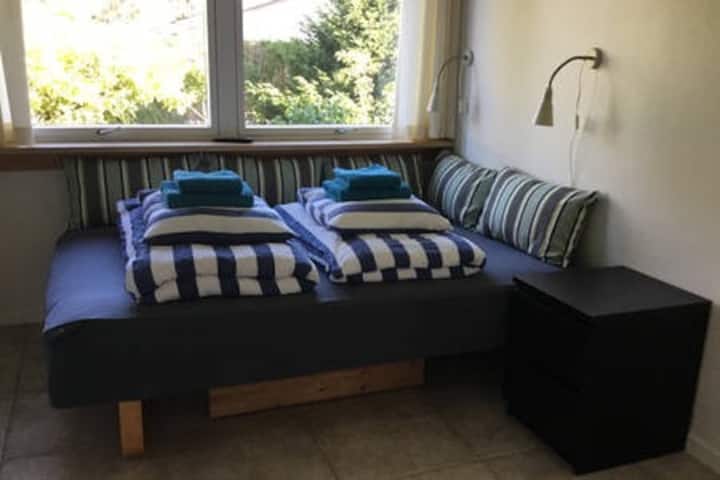 Chambre 1 lit largeur 140 cm et la longueur est de 200 cm.