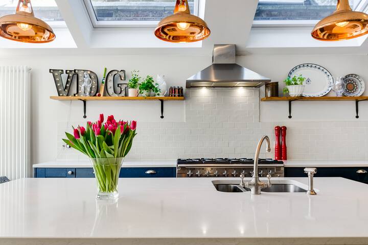 Family Home – Spacious, bright & immaculate gallery image 5