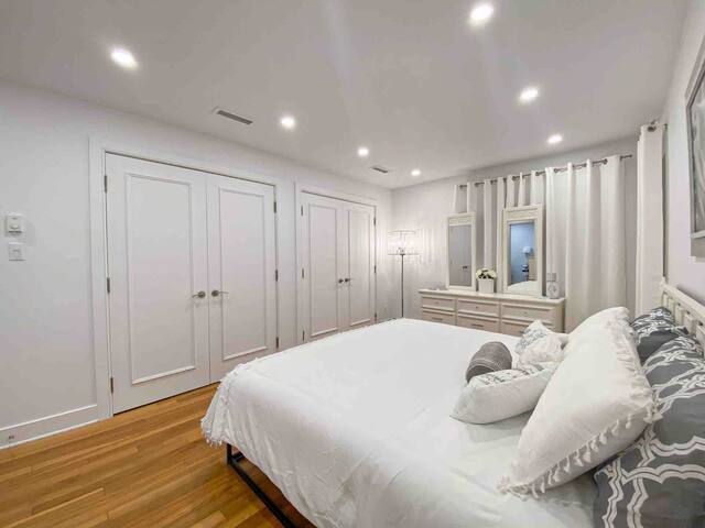 Downtown calm and peaceful 4-BR – with Parking gallery image 5