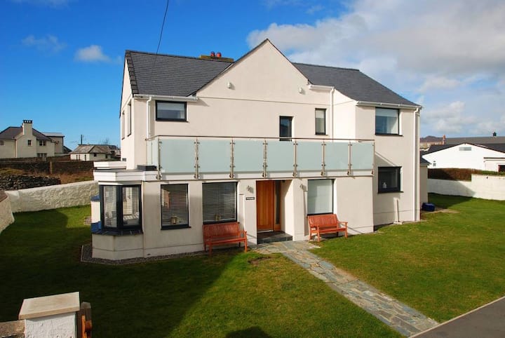 Stunning 5 Bed House. Direct Sea Views