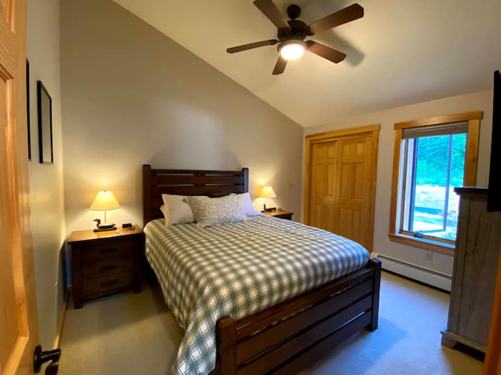 Брачен спален апартман. Надвор од главниот дневен простор, но може да се затвори за да се направи приватен. Затемнети нијанси. Плакар и гардеробер за гости.