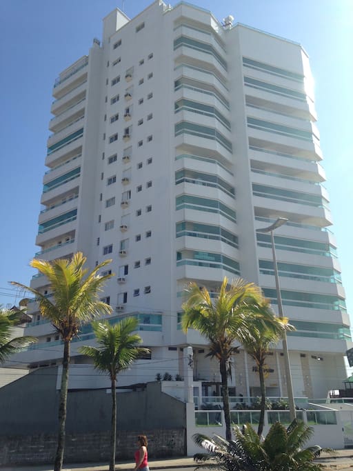 foto do prédio, frente para a praia, apto na lateral do prédio