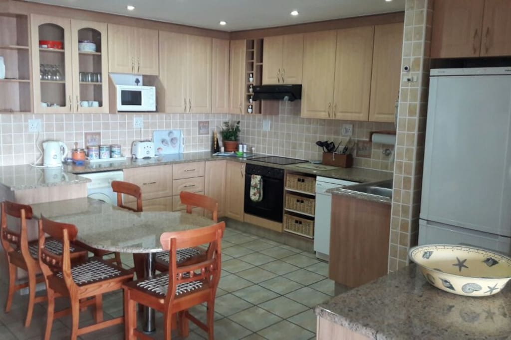 Fully equipped kitchen with washing machine, tumble dryer and dishwasher