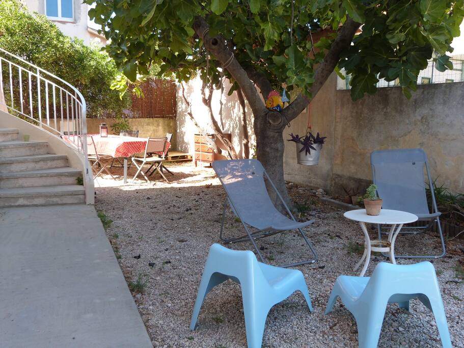 Le hamac n'est pas installé sur la photo mais disponible !