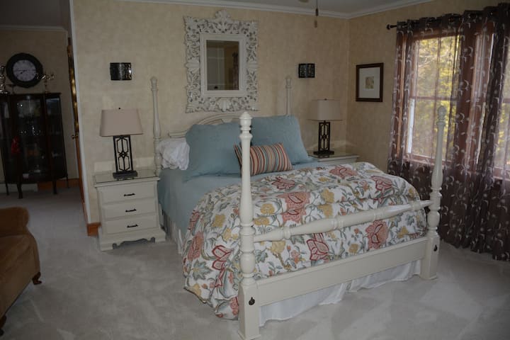 1. spavaća soba na katu s bračnim krevetom (160x200) i kupaon