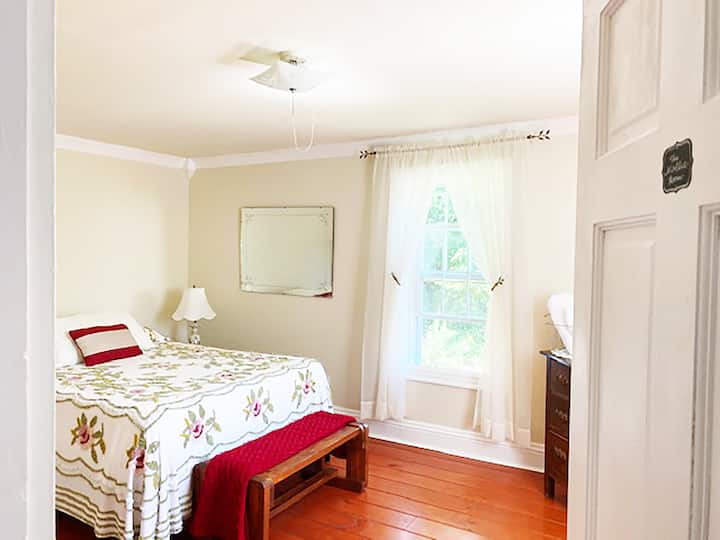 La chambre Mollie est la chambre du bas avec lit queen et literie confortable. Il y a une carte de la propriété qui est accrochée dans cette chambre unique.