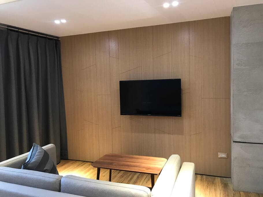 全新42吋液晶電視、高速免費Wifi