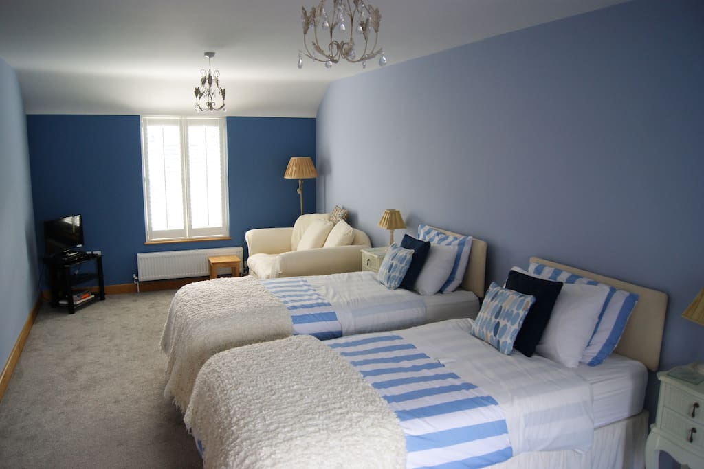 Twin room with ensuite bathroom