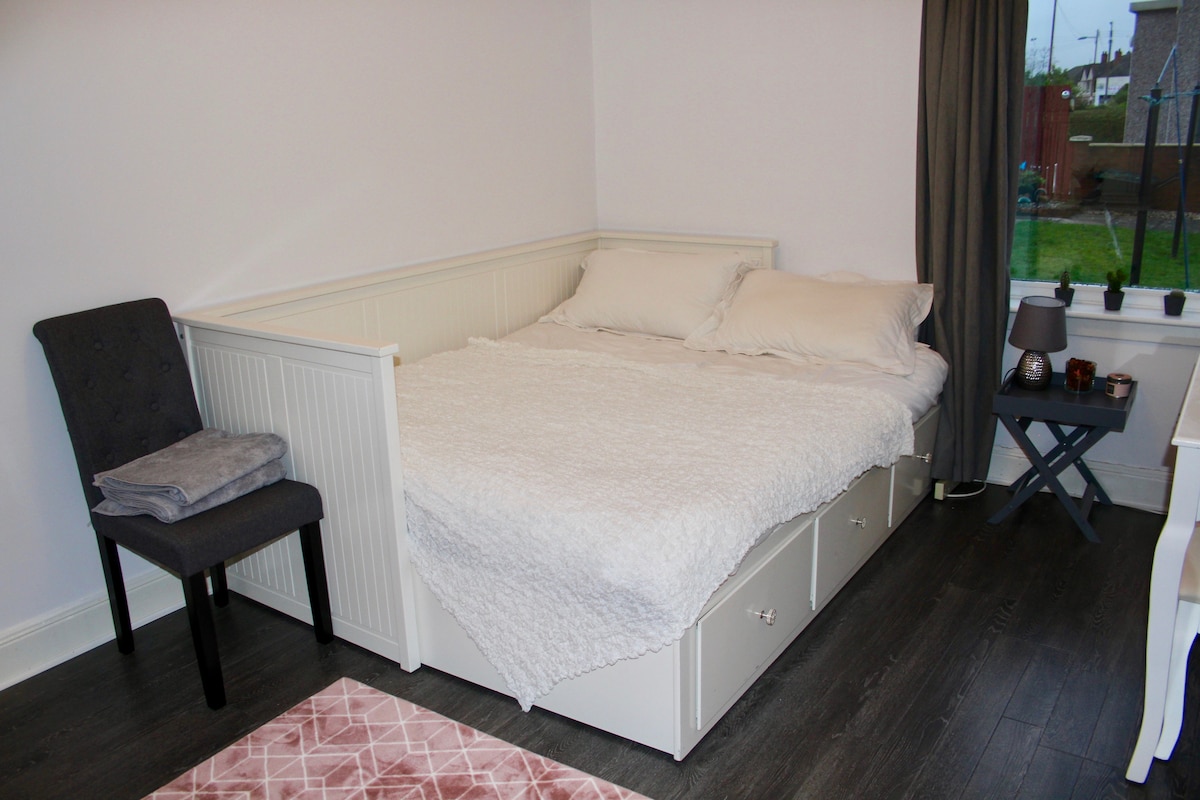 Posteľ bola aktualizovaná a teraz je to štandardná manželská posteľ.