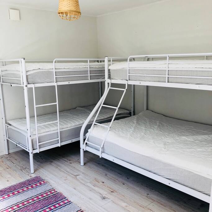 Sovrum med två våningssängar, 90cm+90cm och 140cm+90cm