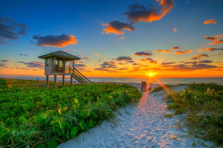 Cozy 2 Bedroom Home 3 Mins to Beach
