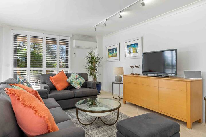 Spacious & Modern ~ Byron Breeze 7