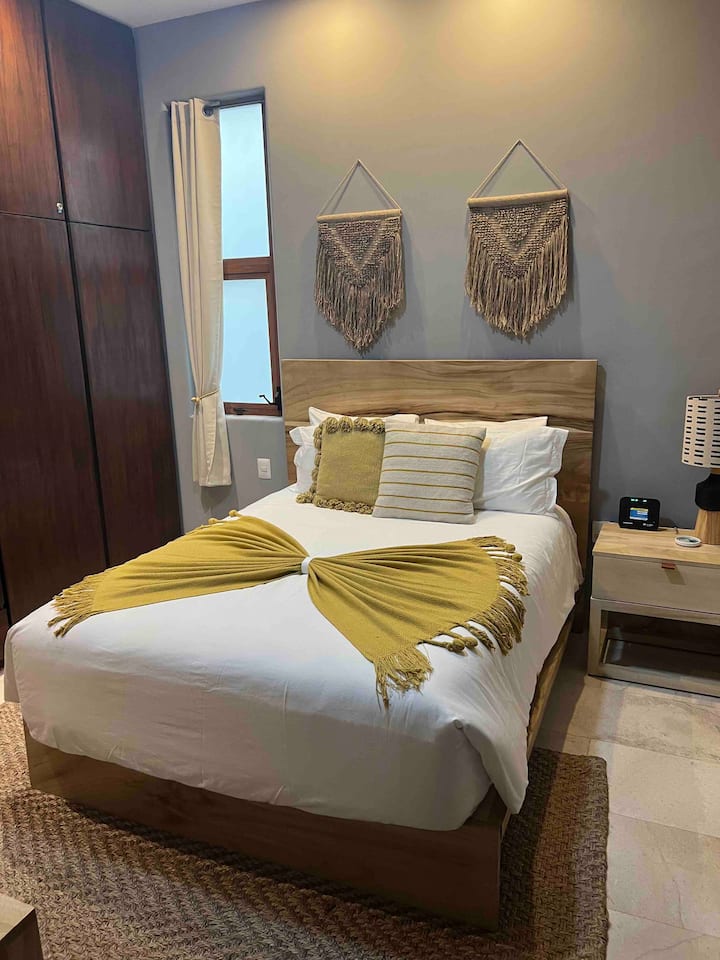 Dormitorio #2. Cama tamaño queen.