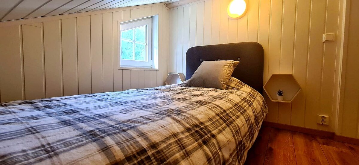 Dormitorio en loft, cama individual de 90x200 cm con colchón de espuma viscoelástica. 