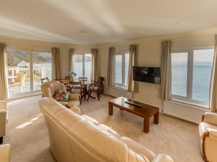 Beautiful "Observation Apartment" On the Beach. Flats for Rent in Totland Beach, Isle of Wight