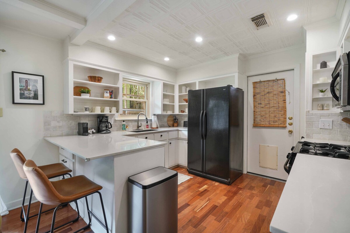 Sunny SoCo House: Explore Austin with Ease!
