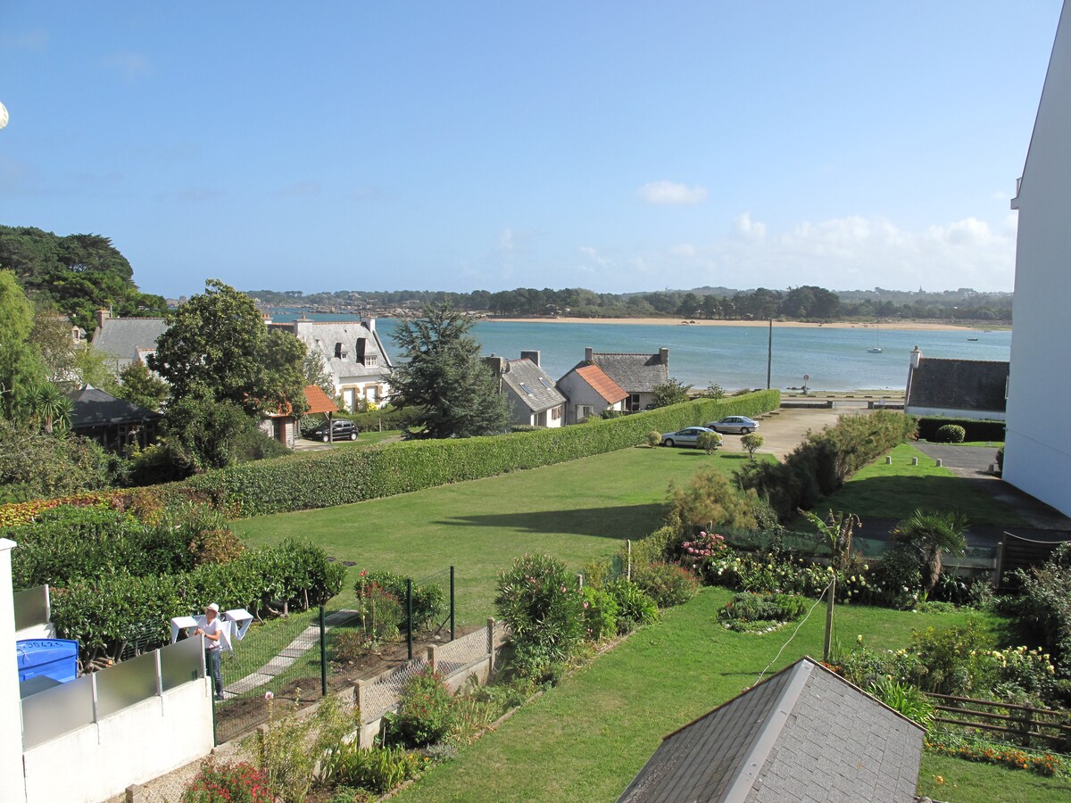 Airbnb performant: Apartment on the Pink Granite Coast. Sea view. à Trégastel