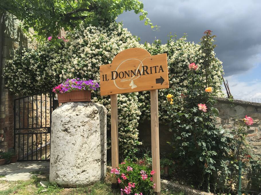 Insegna all'ingresso della proprietá