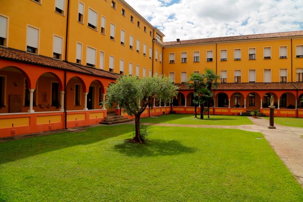 Il chiostro interno della Casa