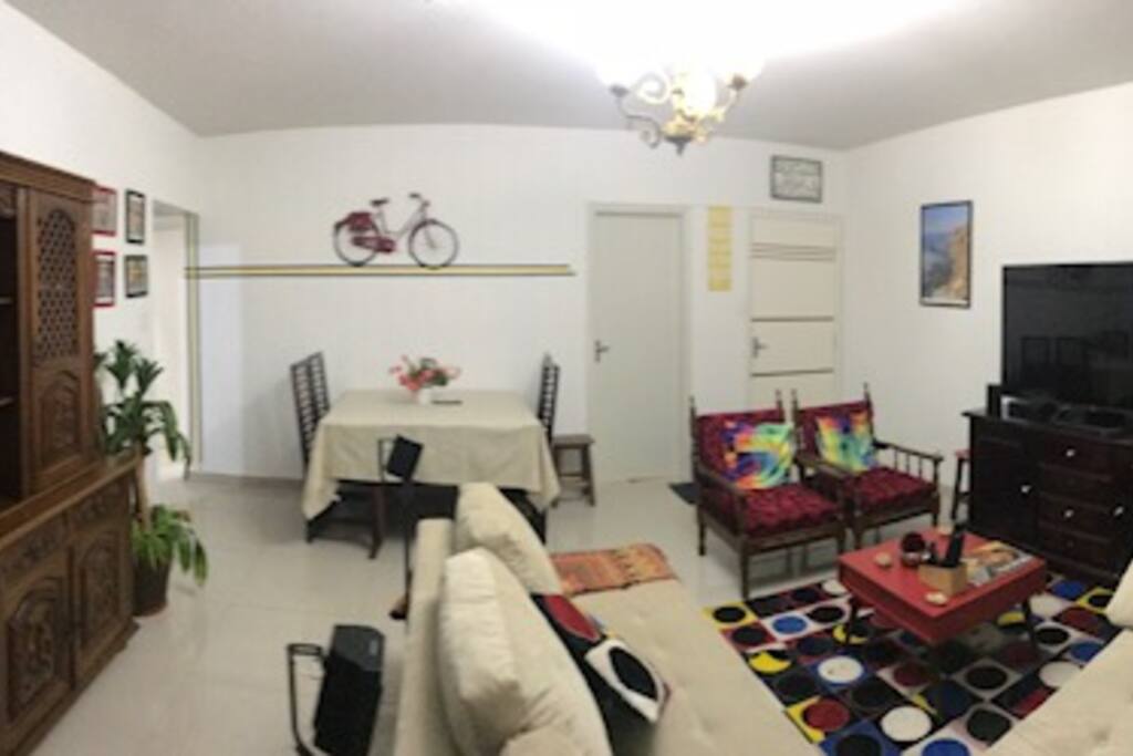 Sala com TV de 60 polegada