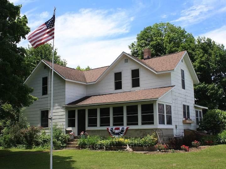 White Farms Northern GetawayNear Lake Ann, MI Houses for Rent in