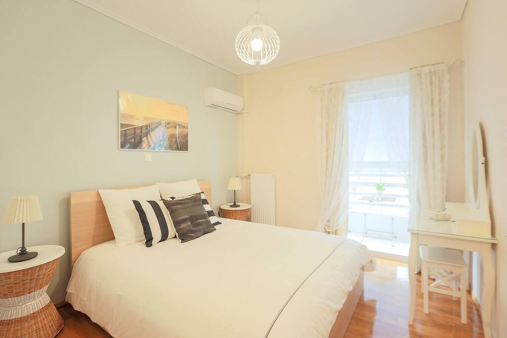 Master bedroom offers a queen size bed, an excellent matress, linens of all kinds