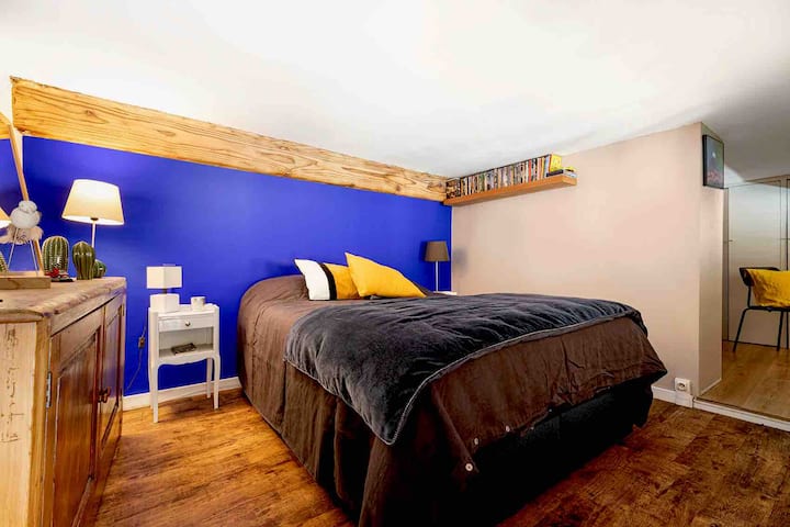 Chumba cha kulala cha Mezzanine kilichofungwa kwa dari