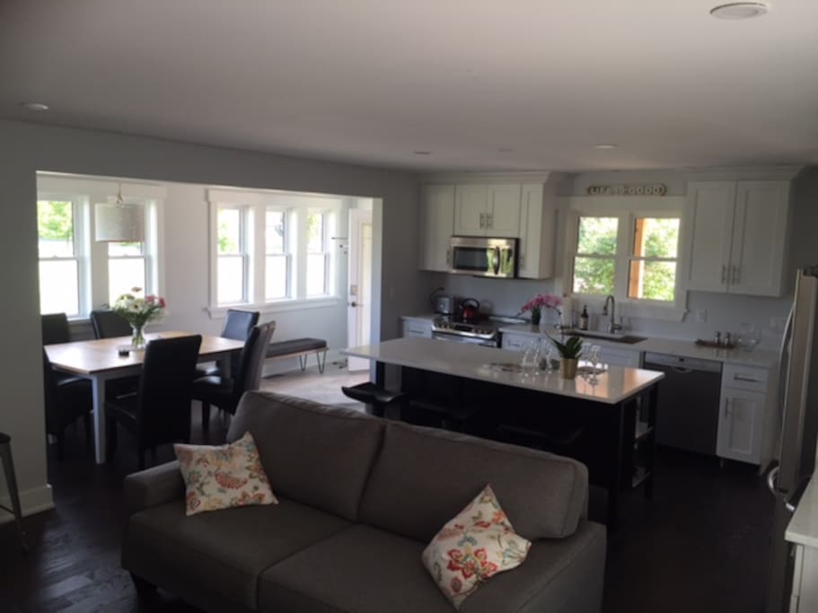 Station House Niagara Put up your feet, Relax & Enjoy the open concept Livingroom / Kitchen complete with a large screen TV, Fireplace, Coffee Station & Wine Fridge. Eat at the island or around the large dining table.