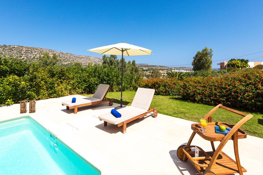 Surrounded by trees and flowers only 150 meters from Loutraki beach