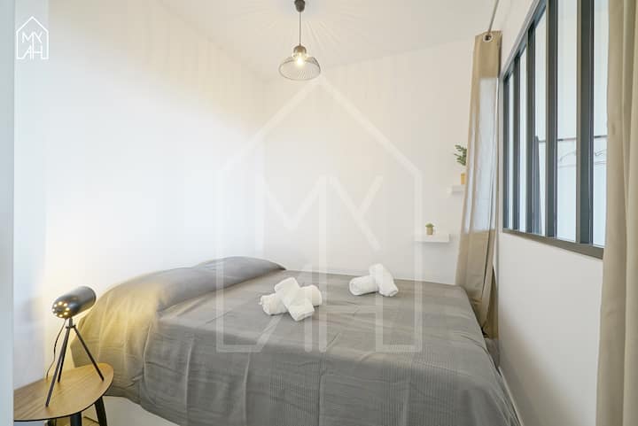 ห้องนอนพร้อมเตียงขนาด 140 x 190 ซม.