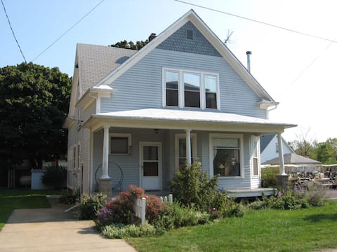 Aunt Janes 2: Large House in Downtown Put in Bay!