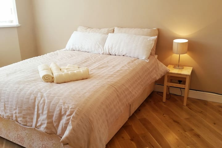 Bright Double room with private bathroom &  WiFi